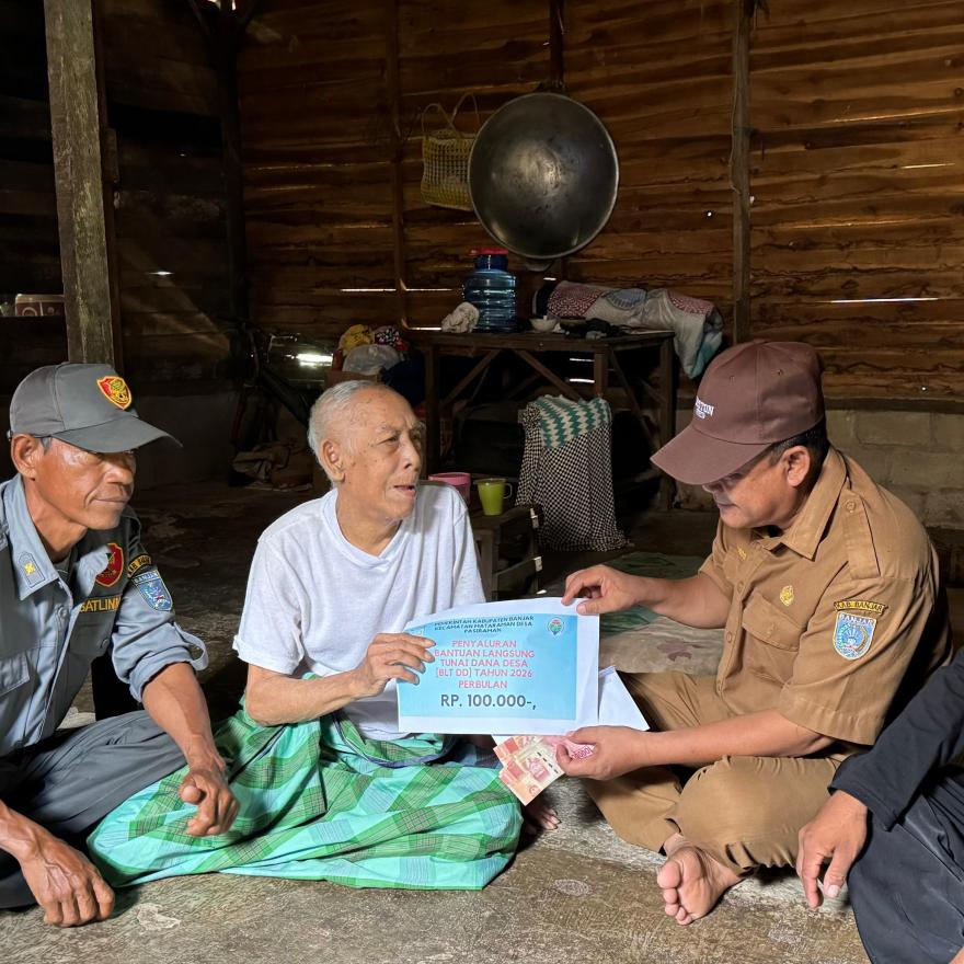 Pemdes Pasiraman Salurkan BLT DD 2026 Langsung ke Rumah Warga Lansia